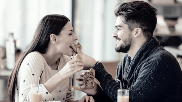 Linguaggio non verbale: 15 modi con cui un uomo dice “ti amo” senza dirlo
