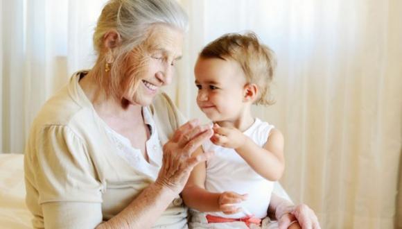 Abbracciare, confortare e consolare un figlio non significa viziare, ma educare