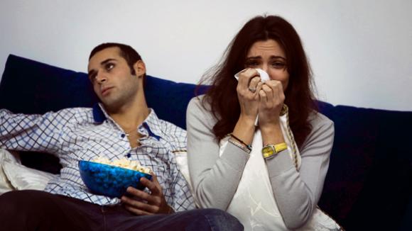 Commuoversi guardando film e serie tv è segno di una grande forza emotiva