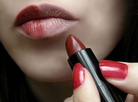 La psicologia del rossetto, ogni donna ha il suo: scopri cosa rivela sulla tua personalità