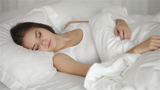 Dormire troppo fa male tanto quanto dormire poco: ecco tutti i rischi dell’ipersonnia