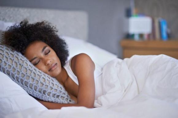 Dormire troppo fa male tanto quanto dormire poco: ecco tutti i rischi dell’ipersonnia