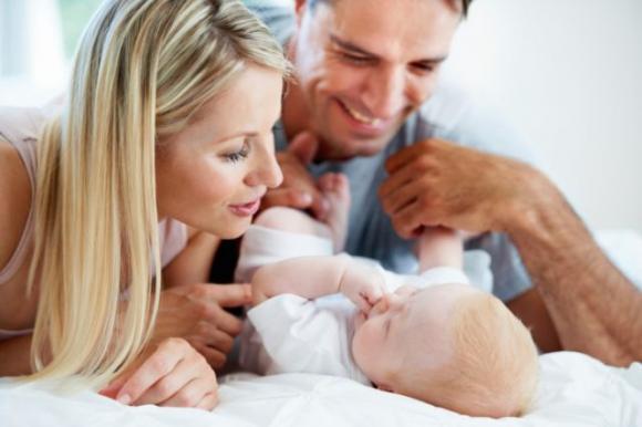 Abbracciare, confortare e consolare un figlio non significa viziare, ma educare