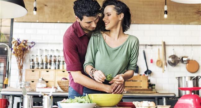 10 motivi per cui le coppie che cucinano insieme sono le più forti