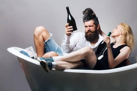 Le coppie che bevono insieme durano più a lungo, lo rivela uno studio