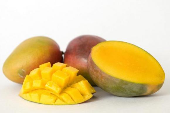 Mango, il frutto miracoloso: tutti i benefici, le proprietà nutrizionali, terapeutiche e dietetiche