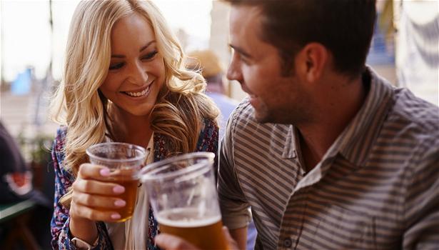 Le coppie che bevono insieme durano più a lungo, lo rivela uno studio