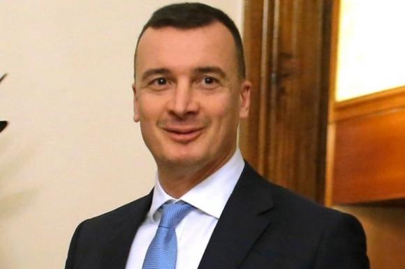 Dagospia lancia la bomba: “Un ex ministro di sinistra ha lasciato la moglie per un uomo”