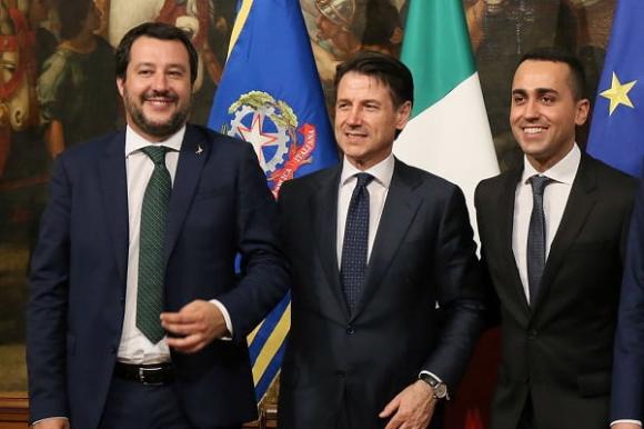Dagospia lancia la bomba: “Un ex ministro di sinistra ha lasciato la moglie per un uomo”