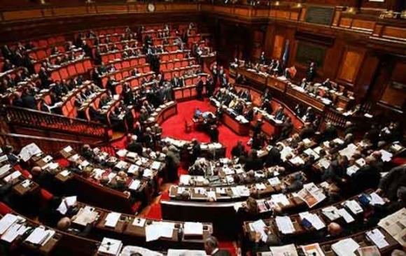 Dagospia lancia la bomba: “Un ex ministro di sinistra ha lasciato la moglie per un uomo”