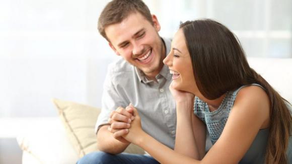 Se il tuo uomo fa almeno una di queste 11 cose, è sicuramente innamorato di te