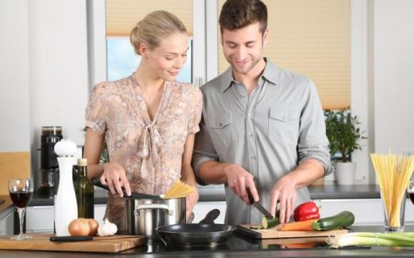 10 motivi per cui le coppie che cucinano insieme sono le più forti