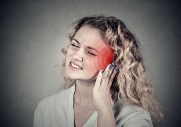 Senti uno strano “fischio” alle orecchie? Ecco cos’è e perché “stanca” il cervello