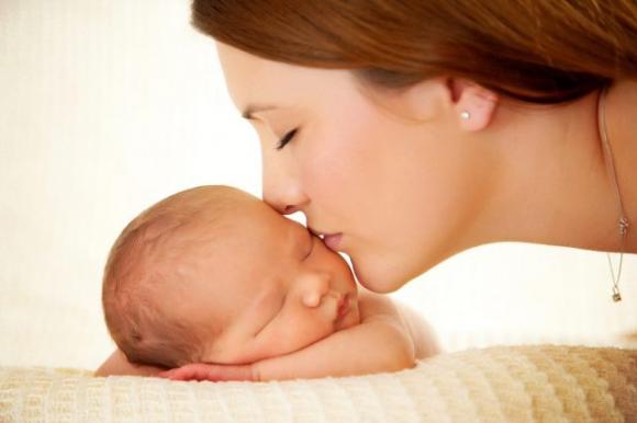 La nascita di un figlio rovina il sonno dei genitori per almeno sei anni