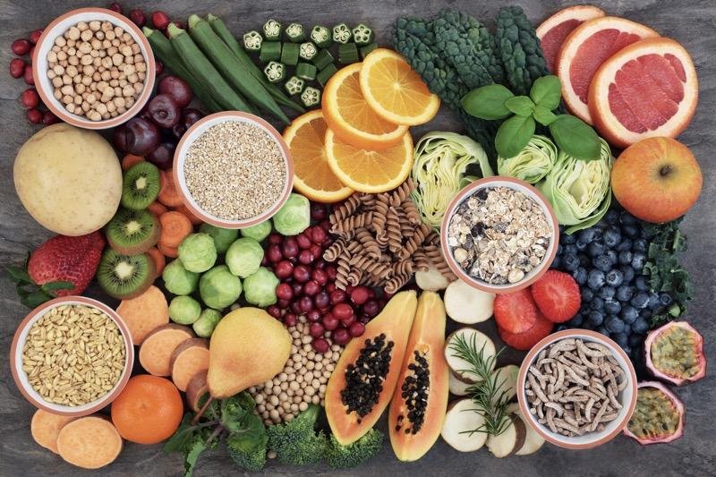 Cereali integrali, frutta e verdura sono alcuni dei cibi ricchi di fibre