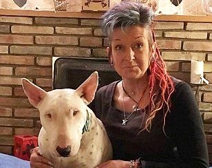 Suo marito le chiede di scegliere tra lui e i suoi cani: lei lo caccia di casa e chiede il divorzio