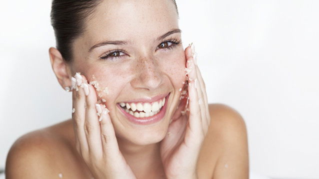 Lo scrub per il viso, un ottimo alleato per avere una pelle luminosa e rigenerata