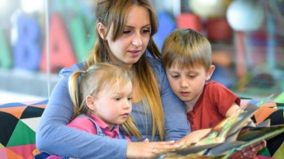 Un bambino felice è allegro, vivace, ribelle e fa molto rumore