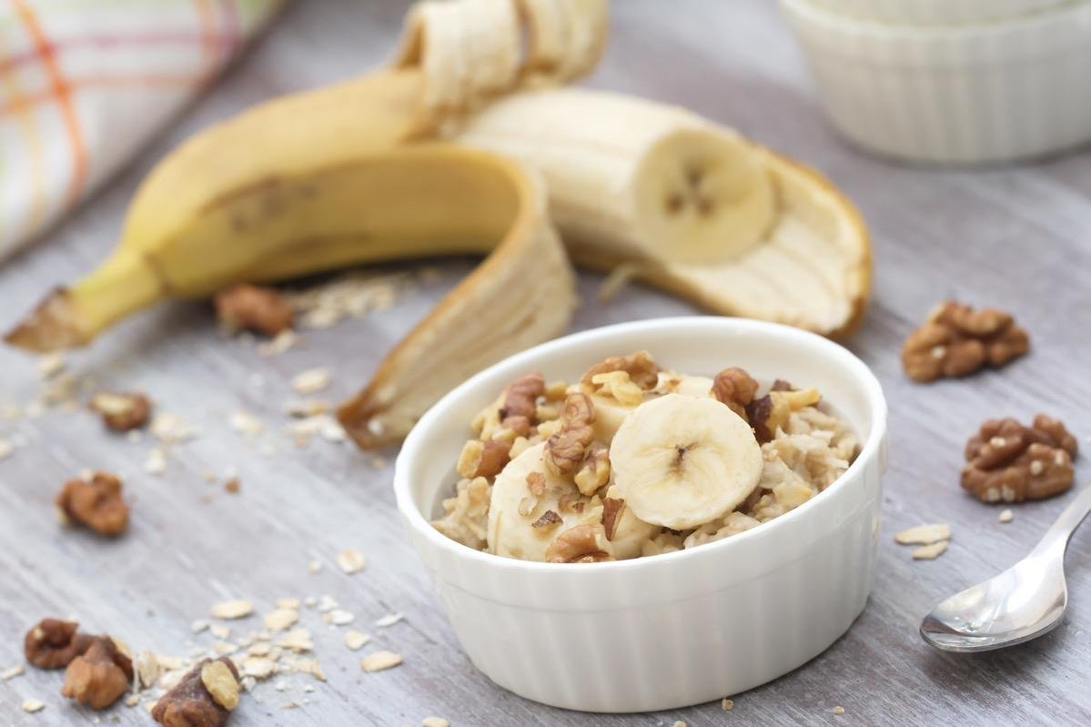 Una merende a base di cerali, frutta secca e banana è perfetta per chi ha carenza di potassio