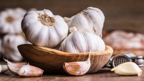 Aglio, l’antibiotico naturale per eccellenza: combatte polmonite, tosse, raffreddore e infezioni dell’orecchio