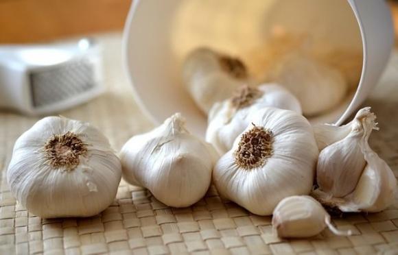 Aglio, l’antibiotico naturale per eccellenza: combatte polmonite, tosse, raffreddore e infezioni dell’orecchio