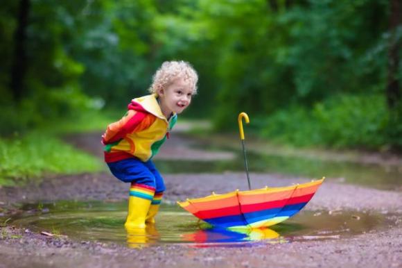 Un bambino felice è allegro, vivace, ribelle e fa molto rumore