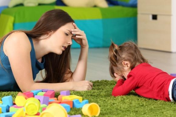 Un bambino felice è allegro, vivace, ribelle e fa molto rumore