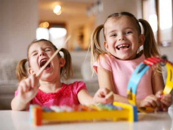 Un bambino felice è allegro, vivace, ribelle e fa molto rumore