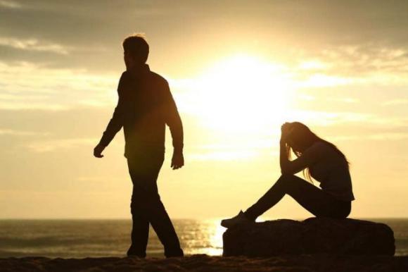 6 segni che non è più interessato a te e alla vostra relazione