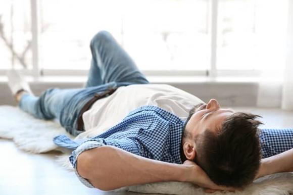 Mal di schiena: le migliori posizioni per dormire bene e senza dolore