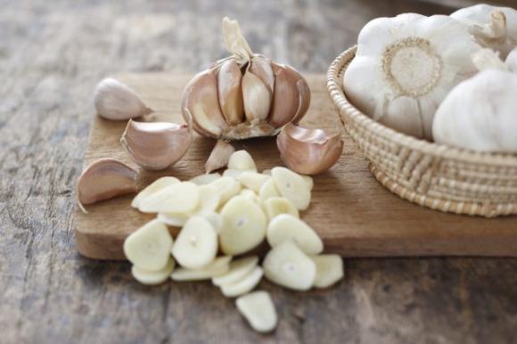 Aglio, l’antibiotico naturale per eccellenza: combatte polmonite, tosse, raffreddore e infezioni dell’orecchio