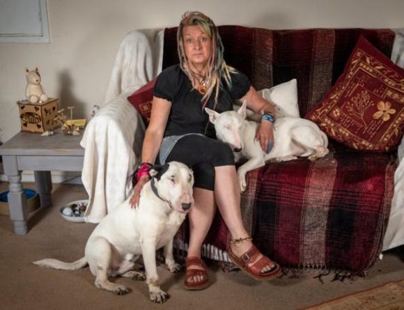 Suo marito le chiede di scegliere tra lui e i suoi cani: lei lo caccia di casa e chiede il divorzio