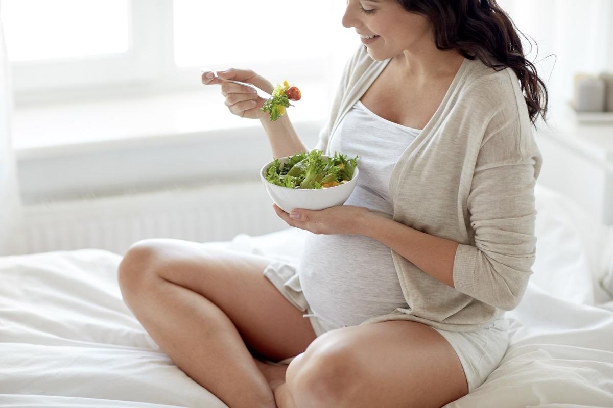 In gravidanza bisogna seguire un'alimentazione equilibrata e non mangiare tanto perchè "si è in due"