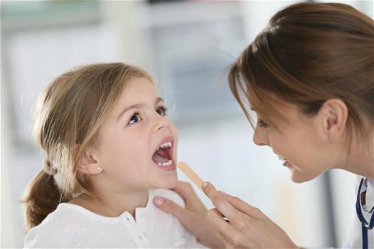 Lingua a fragola nei bambini: cause principali e cosa fare
