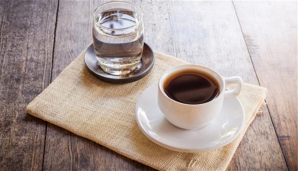 L’acqua va bevuta prima o dopo il caffè? La risposta della scienza