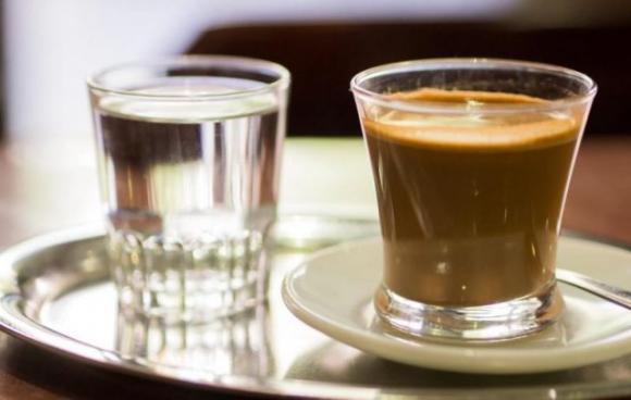 L’acqua va bevuta prima o dopo il caffè? La risposta della scienza