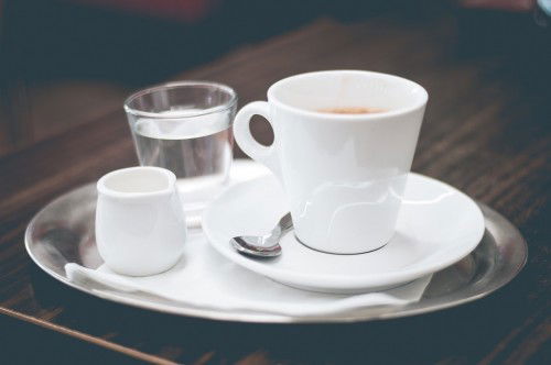 L’acqua va bevuta prima o dopo il caffè? La risposta della scienza