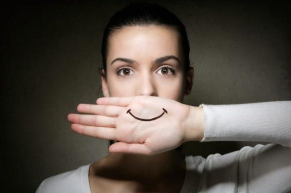 La depressione sorridente, quando fuori sembri felice ma dentro stai soffrendo: cause e sintomi