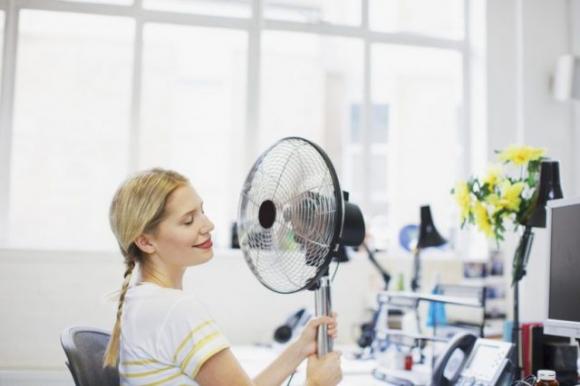 Dormi con il ventilatore acceso? Scopri perché non dovresti farlo: può essere molto pericoloso
