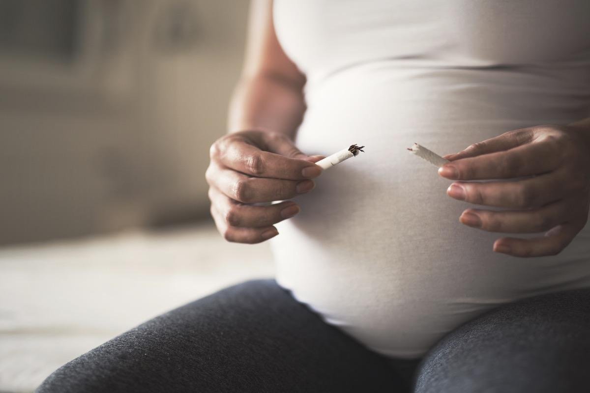 Sono tanti i rischi connessi al fumo in gravidanza