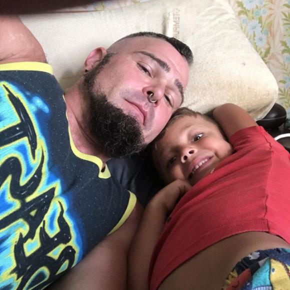 Genitori gay adottano un bambino: “Lui è la nostra ragione di vita”