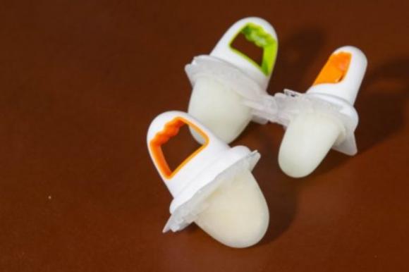 Troppo caldo, una mamma ha inventato il ghiacciolo al latte materno per mantenere fresco il suo bimbo