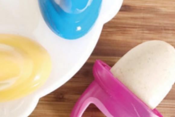Troppo caldo, una mamma ha inventato il ghiacciolo al latte materno per mantenere fresco il suo bimbo