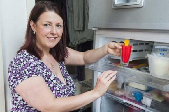 Troppo caldo, una mamma ha inventato il ghiacciolo al latte materno per mantenere fresco il suo bimbo