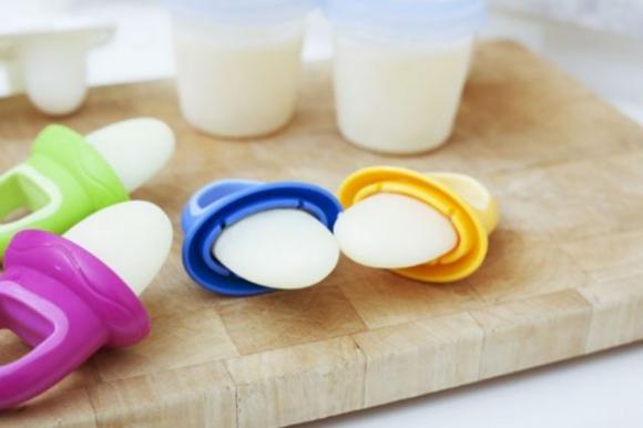 Troppo caldo, una mamma ha inventato il ghiacciolo al latte materno per mantenere fresco il suo bimbo