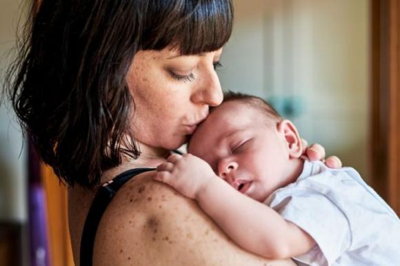 5 vantaggi e 5 rischi di diventare madre dopo i 40 anni
