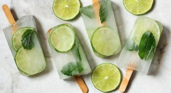 Come sopravvivere al caldo: ecco la ricetta dei ghiaccioli al gin tonic