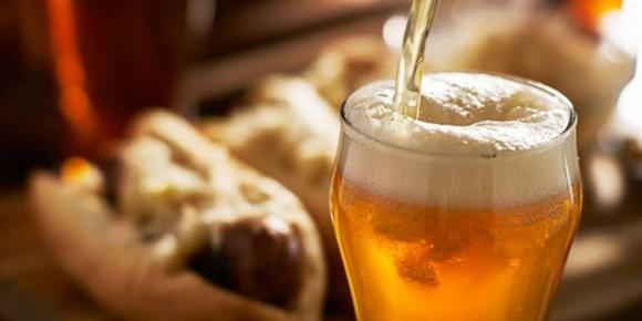 La birra aiuta a combattere la depressione: ecco quanta berne a settimana