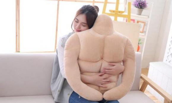 Ecco il cuscino-fidanzato con tartaruga per single in cerca di coccole