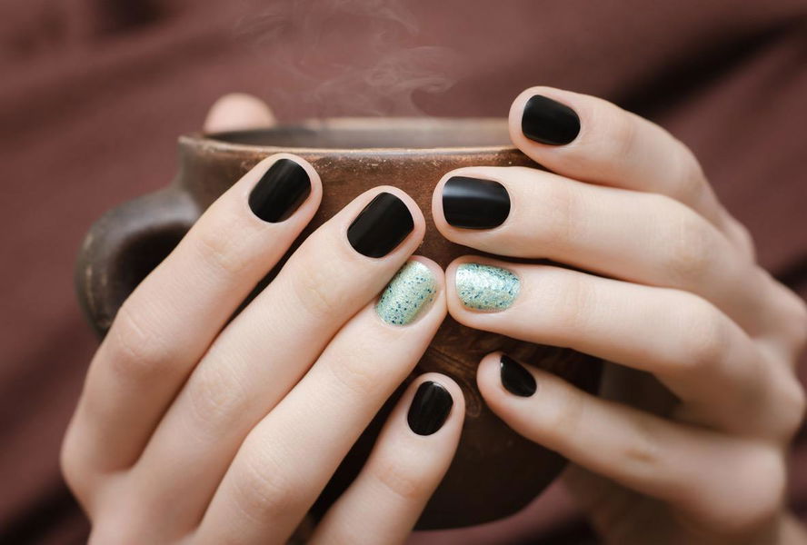 Unghie nere opache: idee alla moda e occasioni adatte
